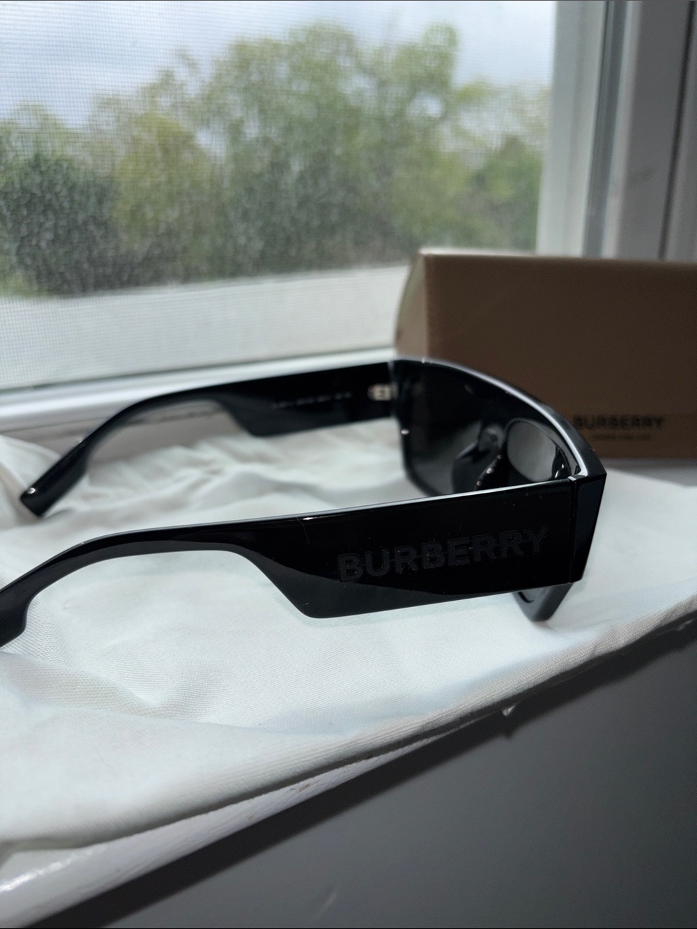 Burberry Black Rectangular Sunglasses with Dark Lenses - Picture 4 of 6